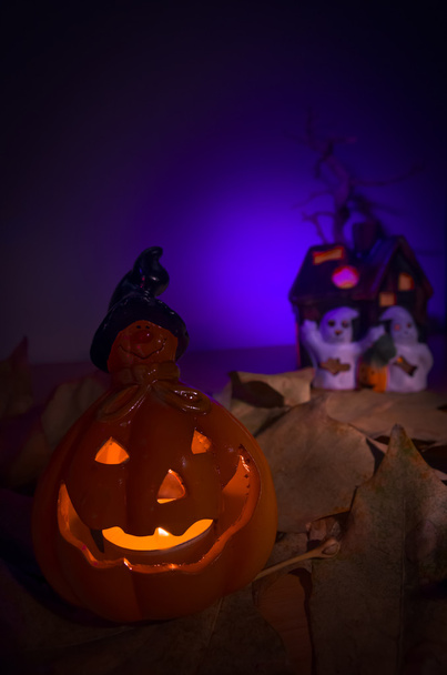 gloeiende halloween pompoen en spoken - Foto, afbeelding