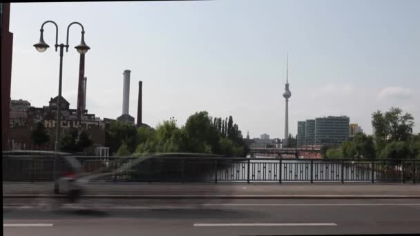 Alexander torony nyílik a Spree egy hídról a Kreuzberg kerületbe / Berlin Mitte - Felvétel, videó