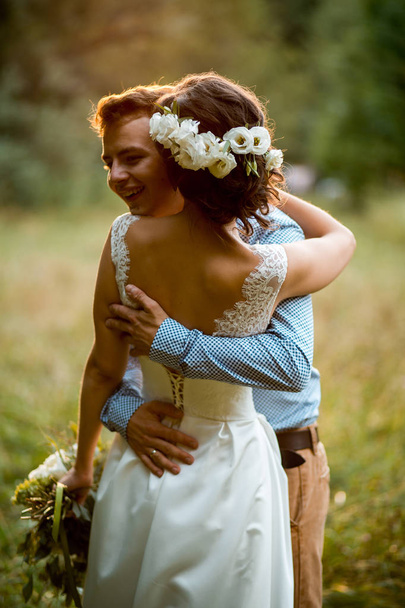  the bride and groom hugging at the wedding. - Foto, imagen