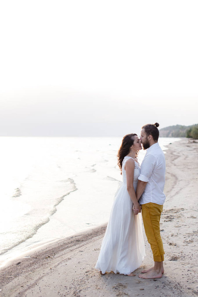 ビーチの新婚旅行のカップルのキスと白い砂のビーチにハグ - 写真・画像