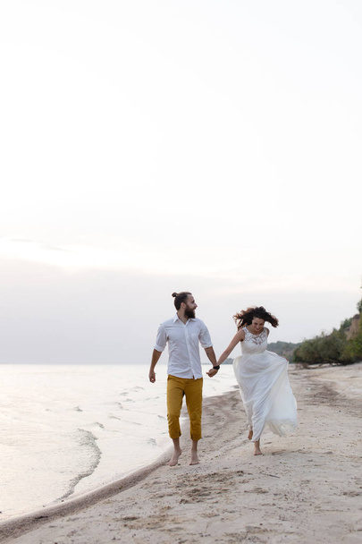 Пляжний медовий місяць пара цілується і обіймається на пляжі з білим піском
 - Фото, зображення