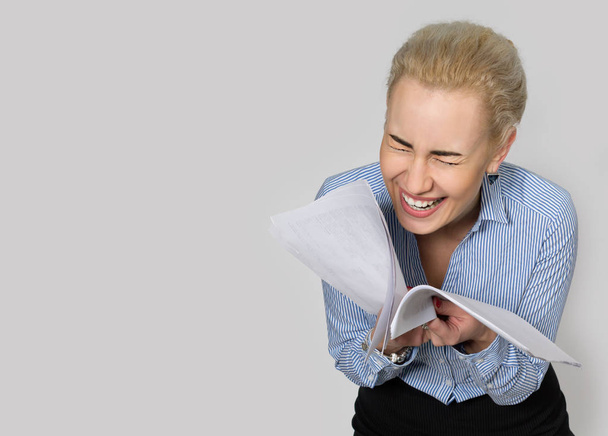 Geschäftsfrau liest ein Dokument und lacht - Foto, Bild