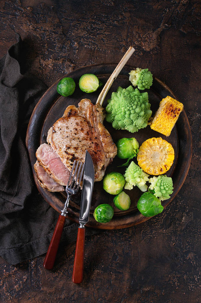 Grilled veal steak with vegetables - Φωτογραφία, εικόνα