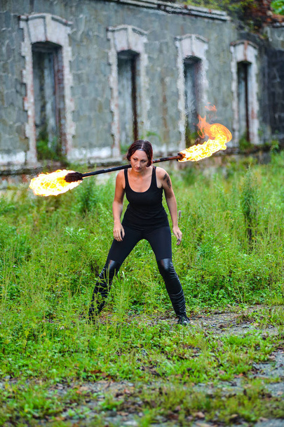 Девушка с огненными факелами
 - Фото, изображение