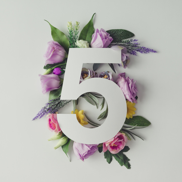 Kreatives Layout mit Blumen und Nummer fünf - Foto, Bild