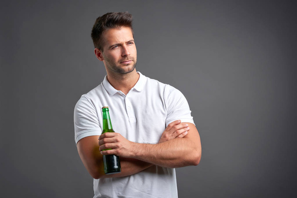 Bir bira ile genç adam - Fotoğraf, Görsel