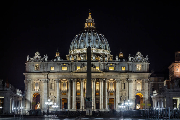 Fasada Bazyliki Świętego Piotra w nocy - Zdjęcie, obraz