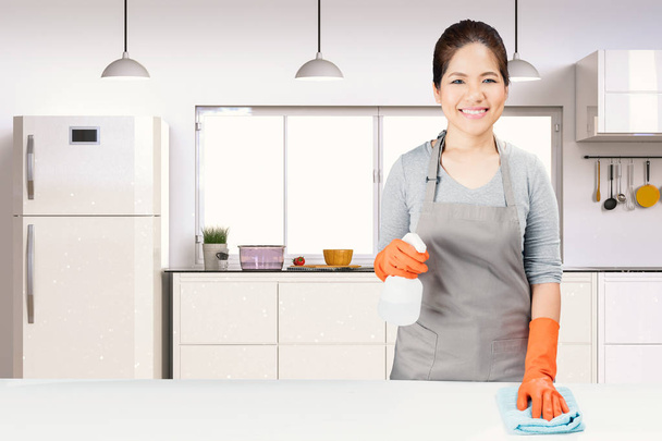 asiatische Haushälterin Putzen auf Tisch - Foto, Bild