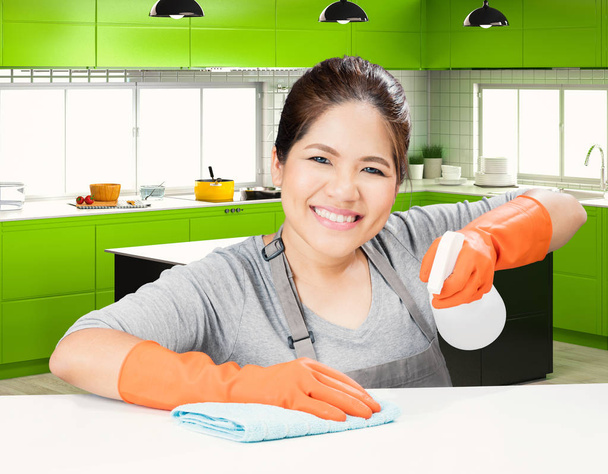 Azjatycka gosposia sprzątanie na stole - Zdjęcie, obraz