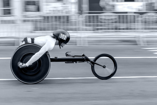 спортивні змагання користувачів інвалідного візка в синій тональності
 - Фото, зображення