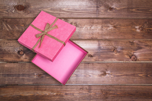 Becsomagolt vintage nyitott rózsaszín ajándék doboz-val-a fából készült háttér használhatja a Valentin napi anya, vagy szerelem nap alkalmából - Fotó, kép