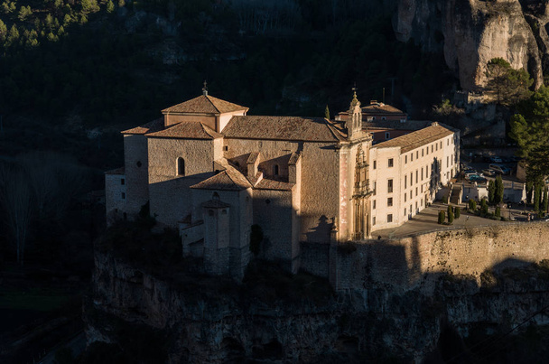 Parador de Cuenca. Mosteiro de São Paulo, nos arredores de Cuenca, na Espanha, século XVI, em um penhasco privilegiado e defensivo
. - Foto, Imagem