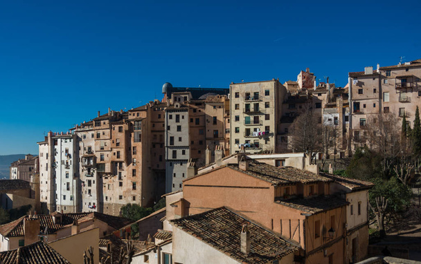 Δείτε να κρέμονται σπίτια της παλιάς πόλης της Cuenca. Εξαιρετικό παράδειγμα μια μεσαιωνική πόλη, χτισμένη στις απότομες πλευρές ενός βουνού. Πολλοί casas colgadas χτίζονται δεξιά μέχρι την άκρη του γκρεμού. Κουένκα, Ισπανία - Φωτογραφία, εικόνα