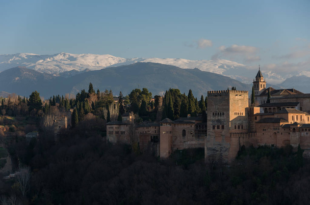 Veduta del Palazzo dell'Alhambra a Granada, Spagna con le montagne della Sierra Nevada innevate sullo sfondo. Granada, Spagna
. - Foto, immagini