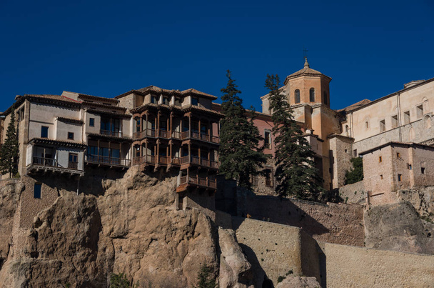 Blick auf hängende Häuser "casas colgadas" der Altstadt von Cuenca. Hervorragendes Beispiel einer mittelalterlichen Stadt, die an den steilen Hängen eines Berges erbaut wurde. viele casas colgadas sind bis an die Klippe gebaut. cuenca, spanien - Foto, Bild