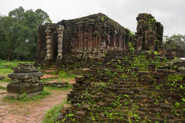 Restos de templos-torre hindus no Santuário do Meu Filho, Patrimônio Mundial da UNESCO no Vietnã
 - Foto, Imagem