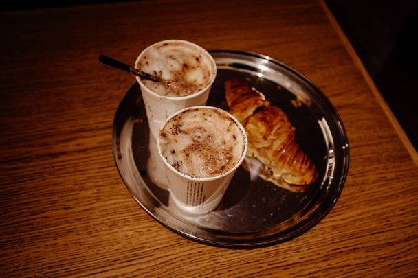 Fresh aromatic cappuchino with croissant - Foto, afbeelding