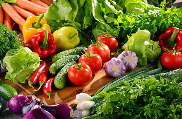 Σύνθεση με ποικιλία φρέσκων βιολογικών λαχανικών και φρούτων - Φωτογραφία, εικόνα