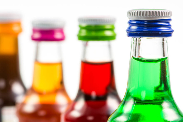 Várias garrafas de licor isoladas com bebidas de festa
 - Foto, Imagem