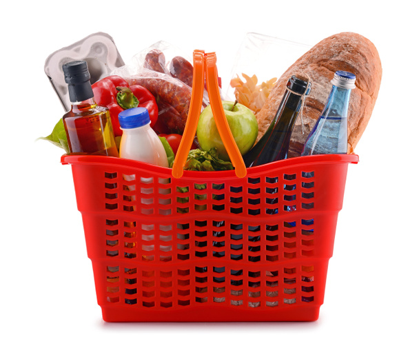 Cesta de compras de plástico com produtos de mercearia variados
 - Foto, Imagem