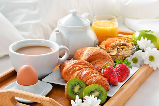 Bandeja de desayuno en la cama en la habitación del hotel
 - Foto, Imagen