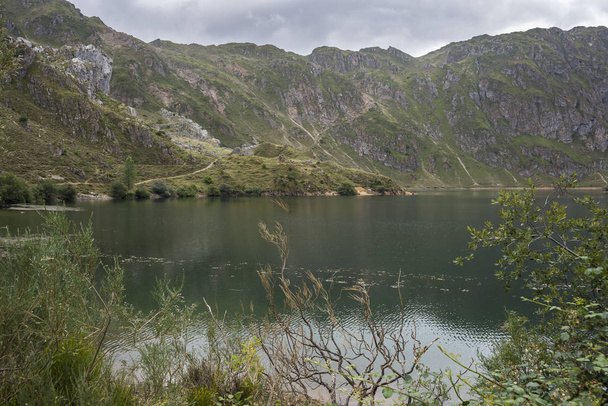Vue sur le lac del Valle, dans la réserve naturelle de Somiedo
 - Photo, image
