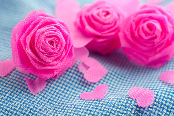 Rosa rosa y pequeño hart sobre fondo de tela azul para San Valentín
  - Foto, Imagen