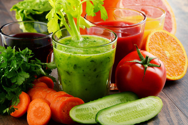 Очки со свежими органическими овощными и фруктовыми соками
 - Фото, изображение