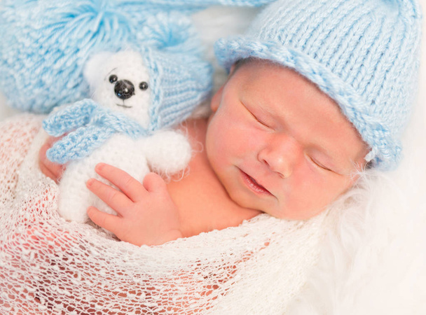 Baby with a teddy bear, closeup - Foto, afbeelding