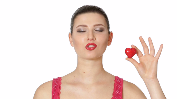 γυναίκα εκμετάλλευση κόκκινη καρδιά. Ημέρα του Αγίου Βαλεντίνου - Πλάνα, βίντεο
