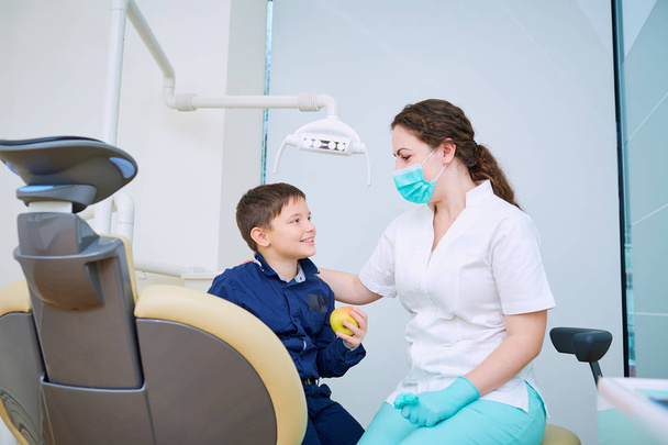 Doctor dentist and child handshake in the office. Dental treatme - Foto, imagen