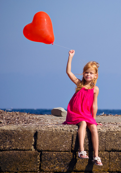 κορίτσι με μια κόκκινη μπάλα - Φωτογραφία, εικόνα