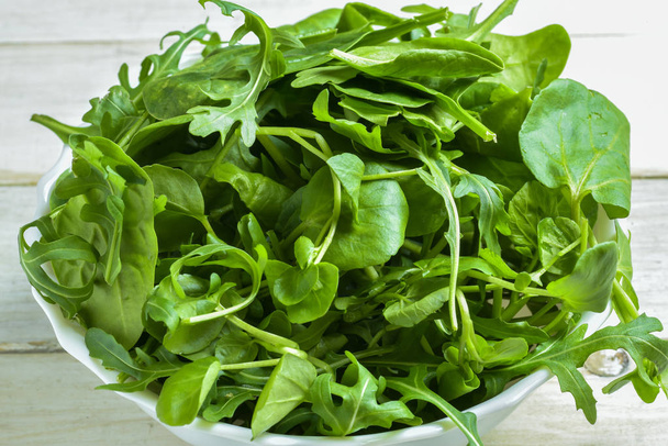 Свежий зеленый салат - Фото, изображение