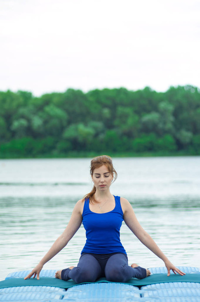 jeune femme pratiquant le yoga avancé entraînement de fitness 34
 - Photo, image