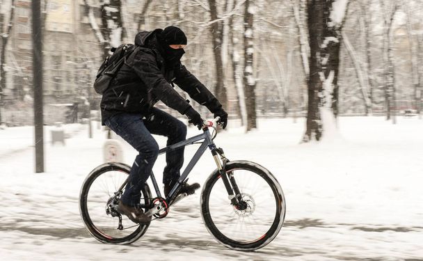 Ciclismo de nieve
 - Foto, Imagen