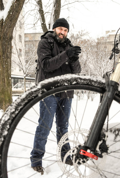 雪自転車に乗って - 写真・画像