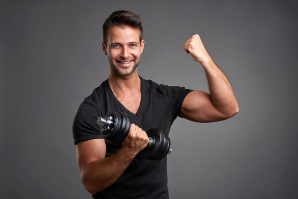 Young man lifting weight  - Fotoğraf, Görsel