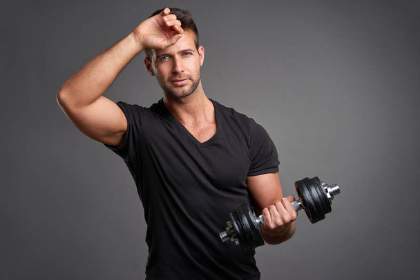 Young man lifting weight - Fotografie, Obrázek