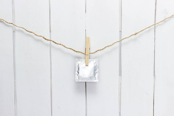 condones pesan en una cuerda con pinzas de ropa
 - Foto, Imagen