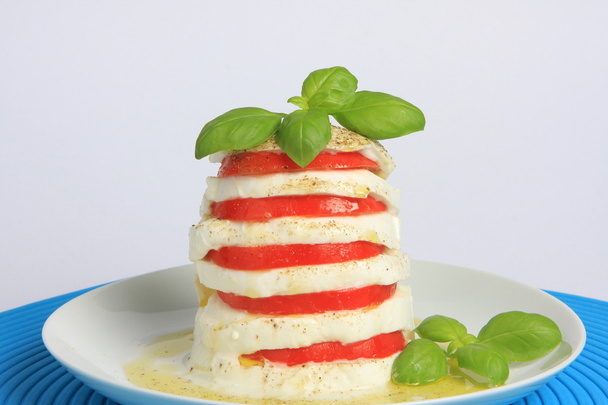 Salade de caprese italienne, mozzarella et tomates
 - Photo, image