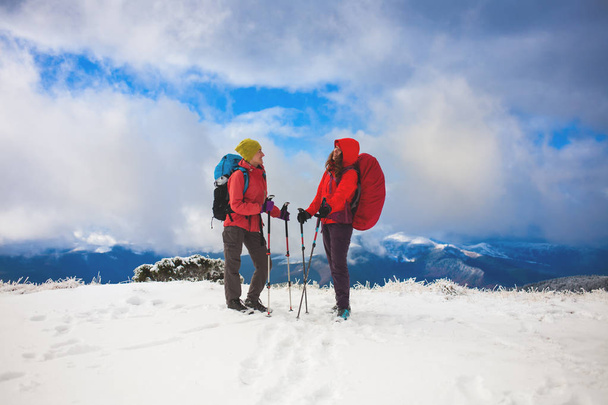 zwei Mädchen im Winter in den Bergen. - Foto, Bild