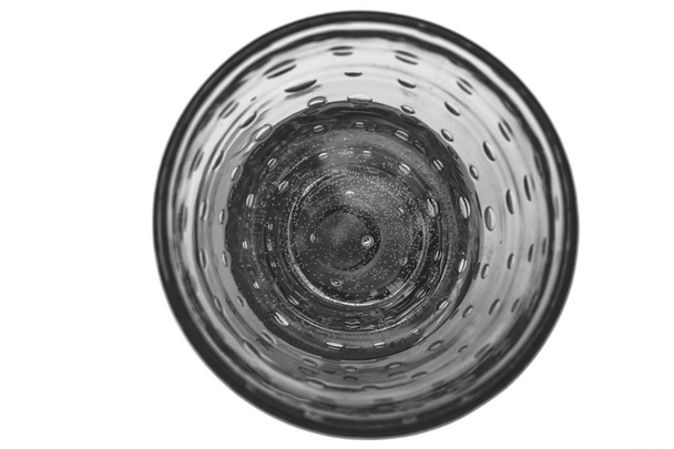 Κρυστάλλινα ποτήρι με σαμπάνια ή νερό που απομονώνονται σε λευκό - Φωτογραφία, εικόνα