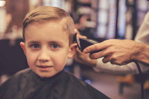 Niño en la peluquería
 - Foto, imagen