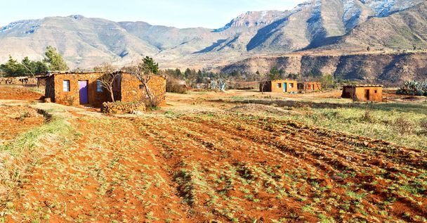  nel villaggio di strada del Lesotho vicino alla montagna
   - Foto, immagini