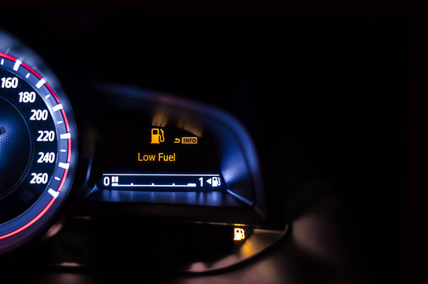 Автомобильный спидометр с информационным дисплеем - Низкое топливо
 - Фото, изображение