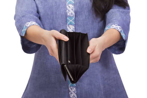 prázdná peněženka v rukou ženy - Fotografie, Obrázek