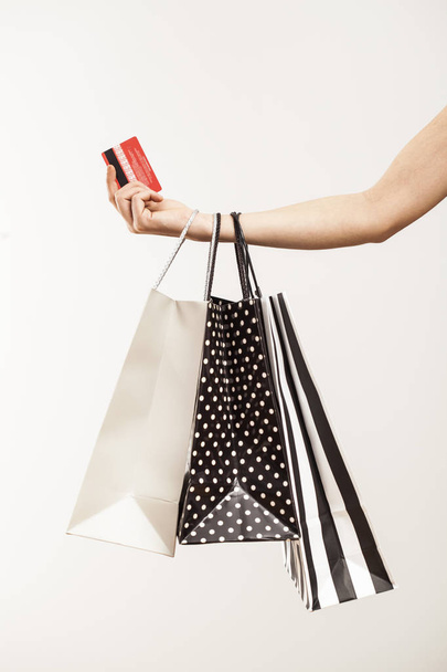 Mujer sosteniendo bolsas de compras y tarjeta de crédito
 - Foto, imagen