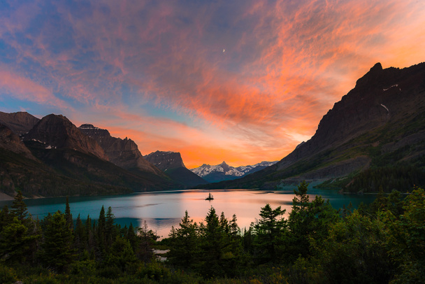 St. Mary Lake and wild goose island in Glacier national park - Photo, Image