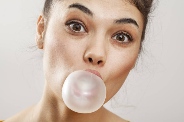 Portrait femme avec bulle de gomme
 - Photo, image