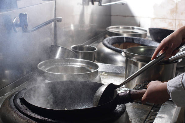 Zbliżenie na pracy szef kuchni przygotowuje chińskie jedzenie - Zdjęcie, obraz